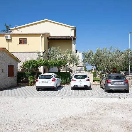 Modern Stone House With Flowers & Playground Apartmán Medulin