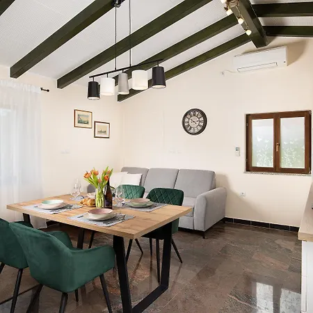 Apartmán Modern Stone House With Flowers & Playground *