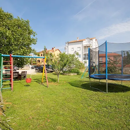 Apartment Modern Stone House With Flowers & Playground *