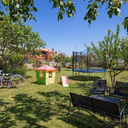 Modern Stone House With Garden And Playground Διαμέρισμα *